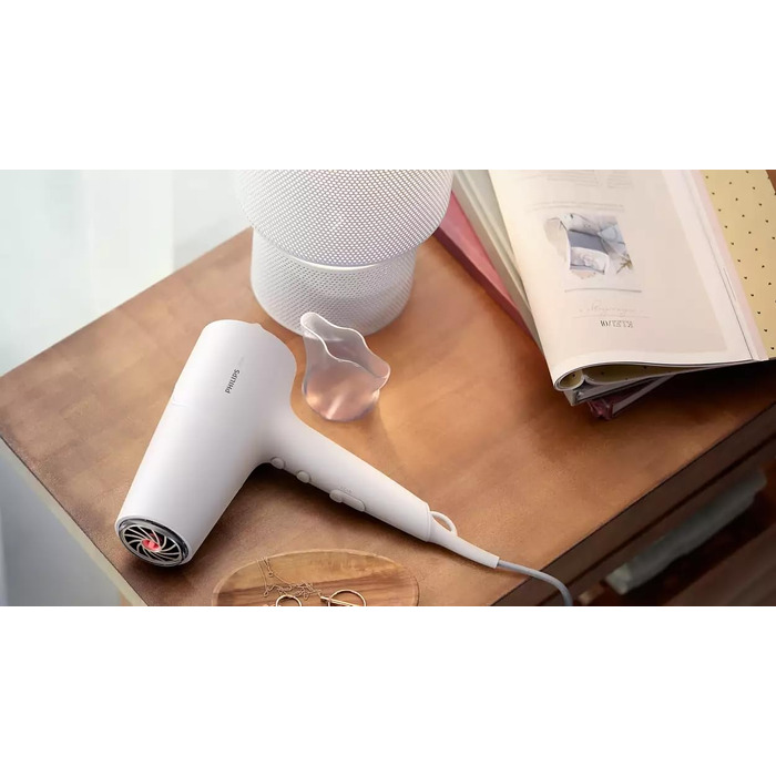 Фен для волосся Philips 5000 Series BHD500/00 з технологією ThermoShield, іонізацією, 2100 Вт, білий, з вузьким соплом та дифузором для об'єму